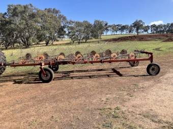 Tonutti 14 wheel V rake