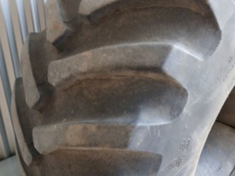 Firestone 30.5 x 32 tyre