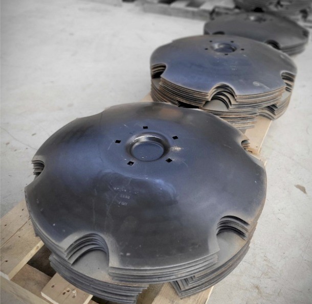 LEMKEN RUBIN 9 Scalloped Disc Blades.