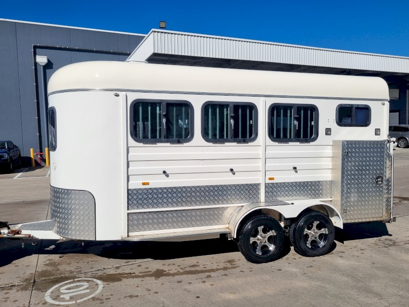 2015 Pinnacle 3HAL Horse Float