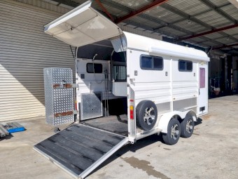 2015 Pinnacle 3HAL Horse Float