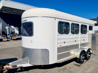 2015 Pinnacle 3HAL Horse Float