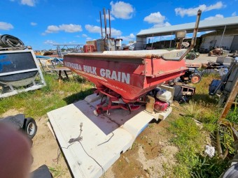 Lely Fertiliser Spreader - Ute Tray Setup