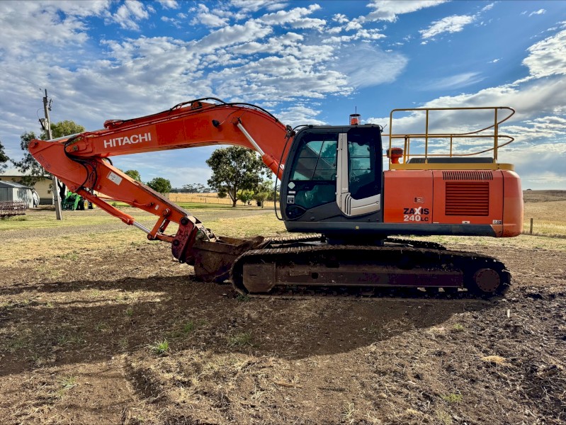2015 Hitachi ZX240LC-3