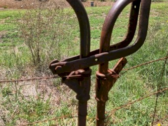 RARE SUNSHINE McKAY PAIR GATES CENTRE-LOCKING ANTIQUE STEEL FARM GATES (MATCHED PAIR)