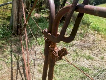 RARE SUNSHINE McKAY PAIR GATES CENTRE-LOCKING ANTIQUE STEEL FARM GATES (MATCHED PAIR)