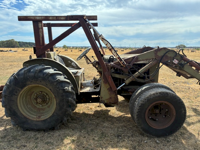 Chamberlin tractor with self levelling loader