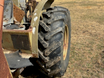 Chamberlin tractor with self levelling loader