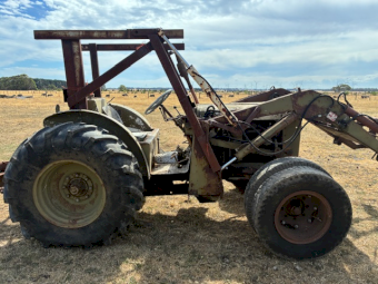 Chamberlin tractor with self levelling loader