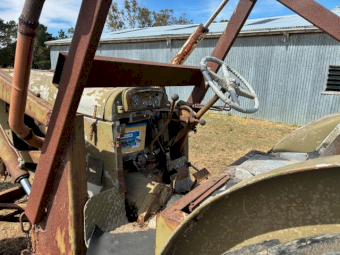 Chamberlin tractor with self levelling loader