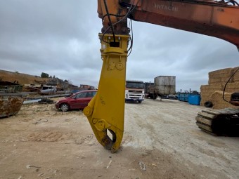 Hitachi ZX200 Excavator with Hydraulic Shear