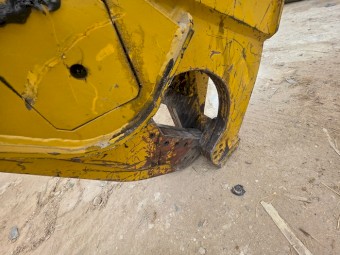 Hitachi ZX200 Excavator with Hydraulic Shear