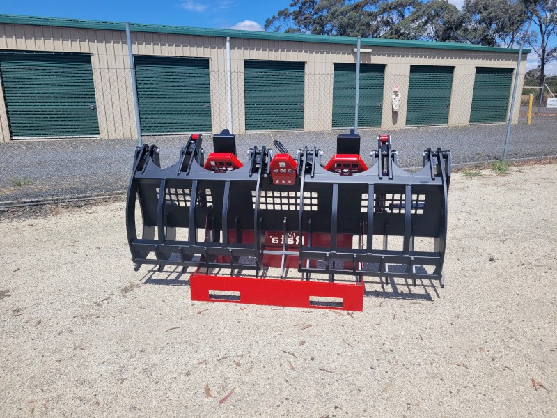 2.4M Hydraulic Power Claw. Split Top. JCB QFit Hitch. Hydraulic fittings and Storage stand. Brand New