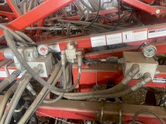 2013 Bourgault 3310 seeder bar 