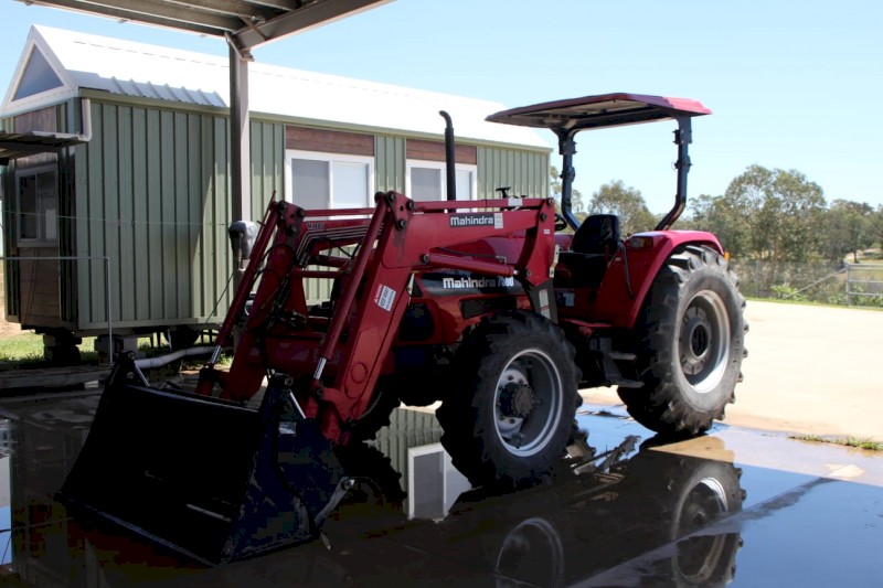 2020 Mahindra 7580 4WD tractor 2020 with 4in bucket + Slasher + Ripper