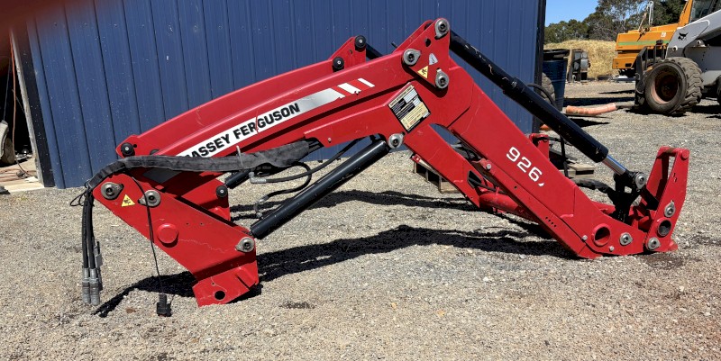 Massey Ferguson loader 926 x 