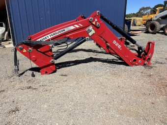 Massey Ferguson loader 926 x 