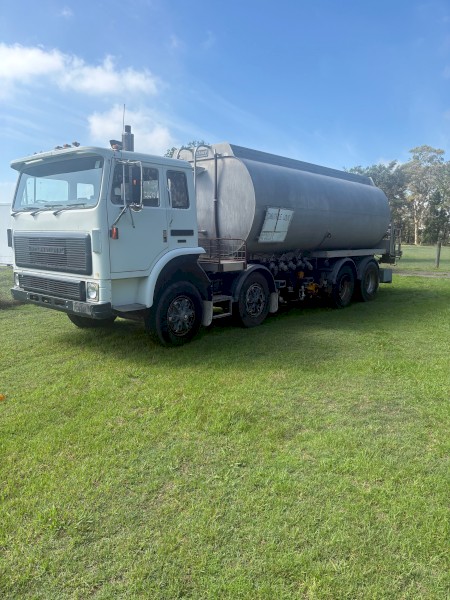 Aluminum Tanker / 1990 International 2670