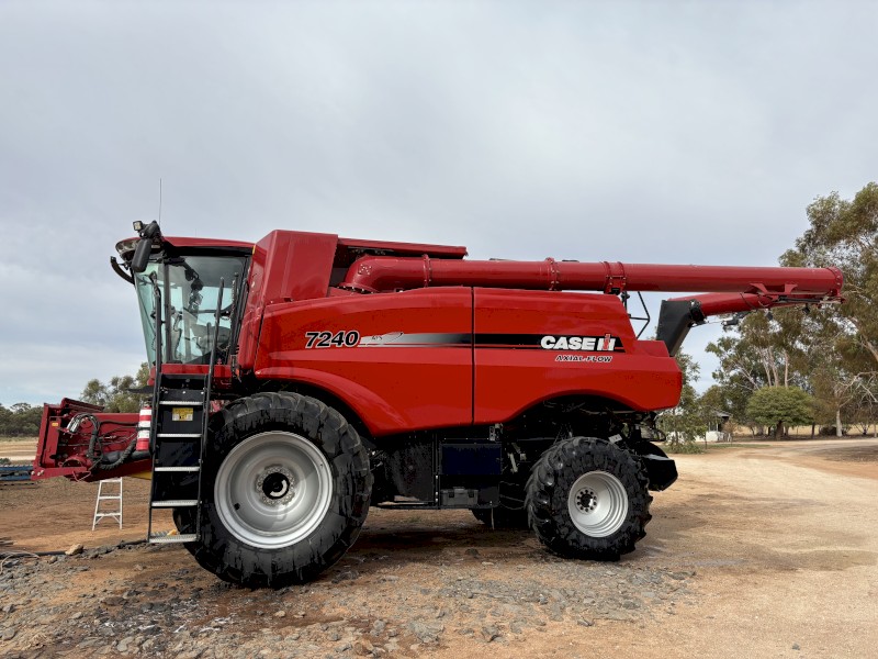 2017 CASE IH 7240 Header & 2016 CASE IH 40' 3152 Front with Bogee Bogee Trailer