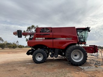 2017 CASE IH 7240 Header & 2016 CASE IH 40' 3152 Front with Bogee Bogee Trailer