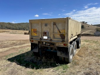 Tri Dog tipping trailer 