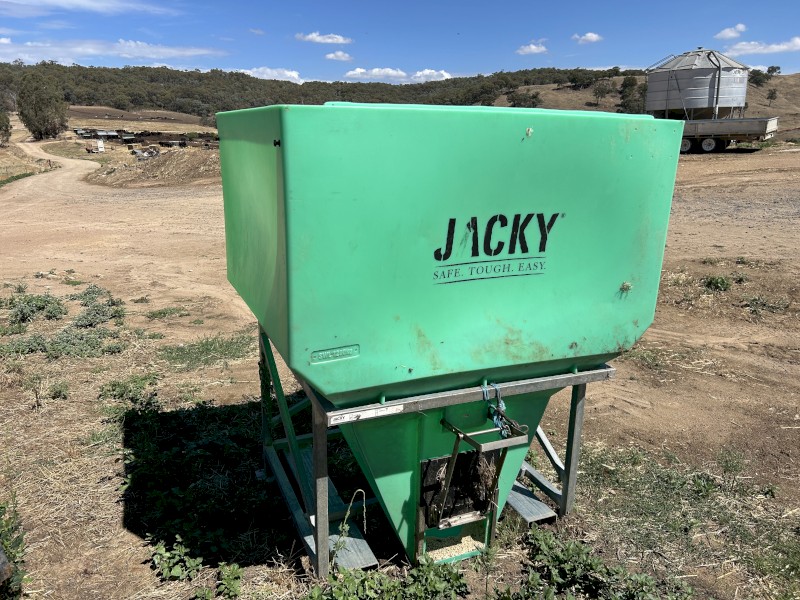 Jacky grain and pellet feeder