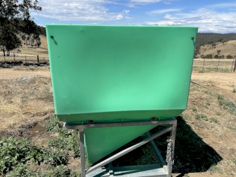 Jacky grain and pellet feeder