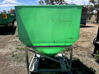 Jacky grain and pellet feeder