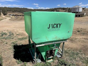 Jacky grain and pellet feeder