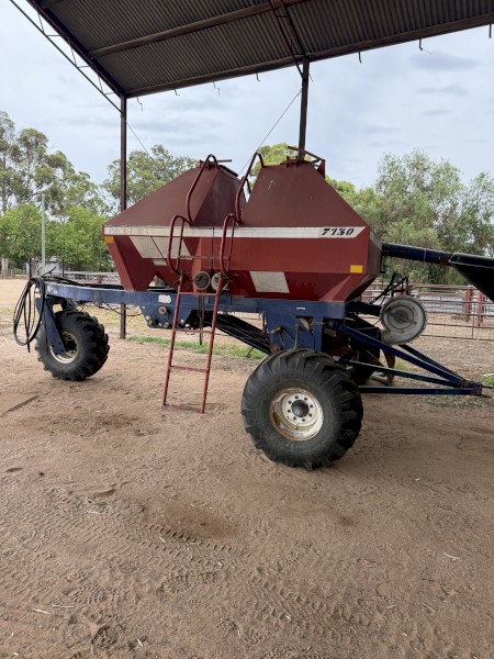 Morris 7130 2 bin tow behind air cart 
