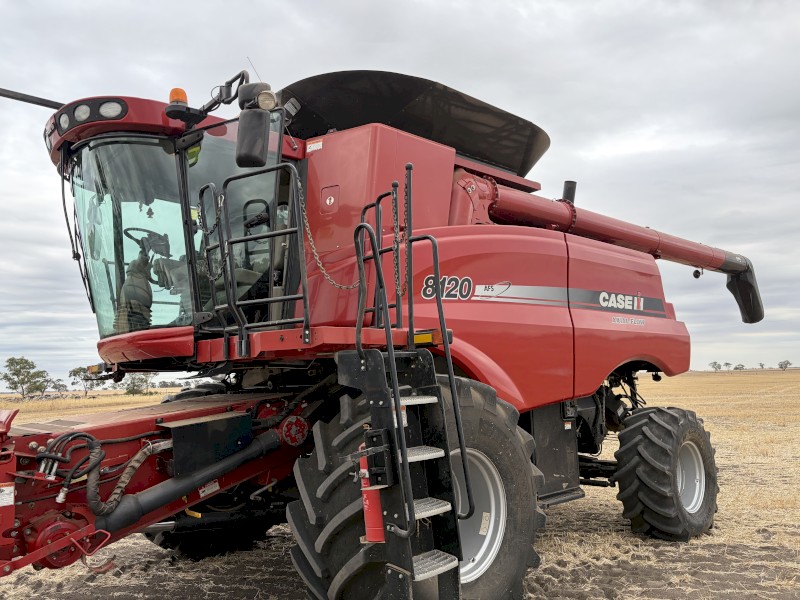 2011 Case IH 8120 with 40ft Macdon FD70 Draper Front