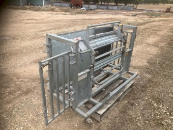 Arrowquip sheep and goat handler