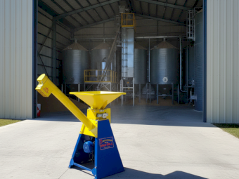 Auger Outfeed Grain Roller Mill Horses Cattle Sheep Pigs Poultry Feed Landworker