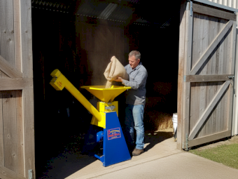 Auger Outfeed Grain Roller Mill Horses Cattle Sheep Pigs Poultry Feed Landworker