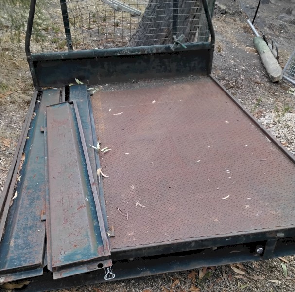Steel ute tray with removable sides