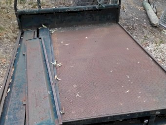 Steel ute tray with removable sides