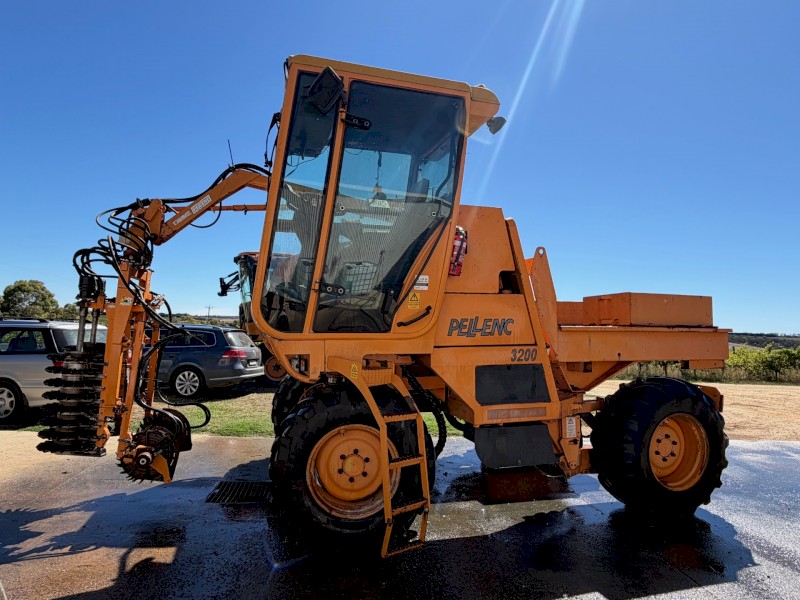 Pellenc 3200 Straddle Tractor