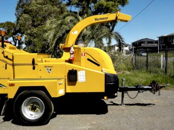 LATE MODEL 04/2017 VERMEER BC1500 XL PROFESSIONAL/COMMERCIAL 15" DIESEL WOOD CHIPPER