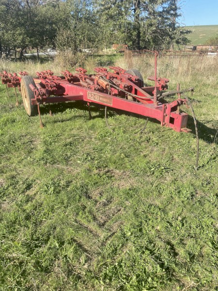 International 21 Tyne  scarifier