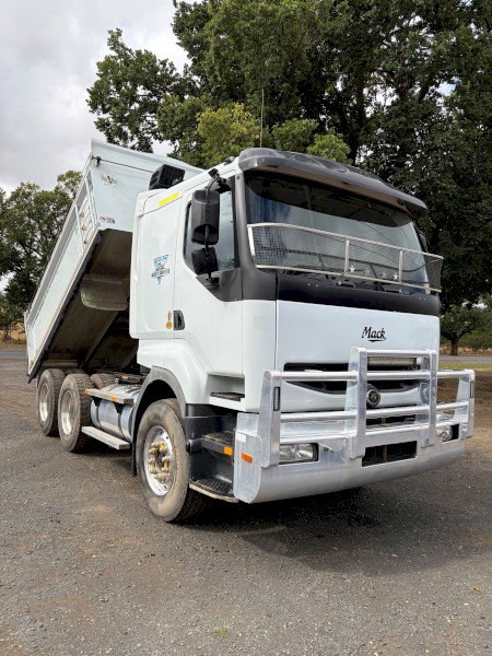 2006 Mack Quantum Tipper