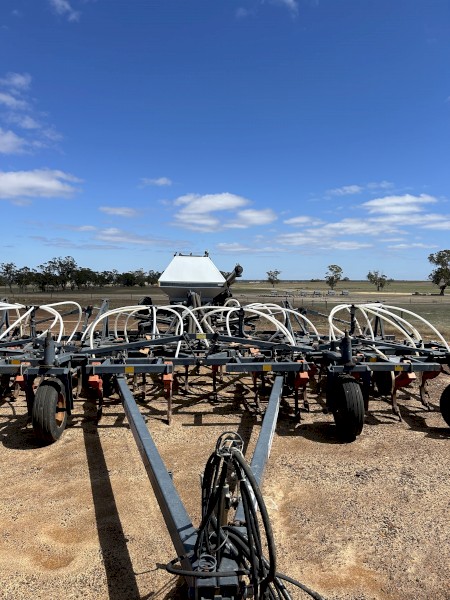 1997 Flexicoil 820 Air Seeder Bar and 1330 Air Cart