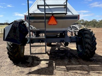 1997 Flexicoil 820 Air Seeder Bar and 1330 Air Cart
