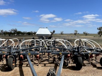 1997 Flexicoil 820 Air Seeder Bar and 1330 Air Cart