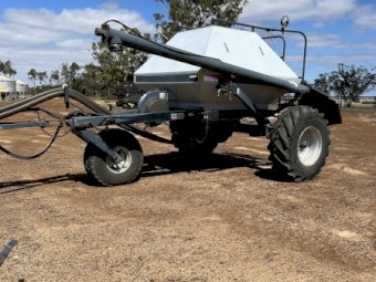 1997 Flexicoil 820 Air Seeder Bar and 1330 Air Cart