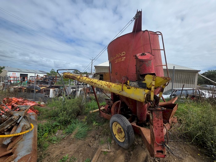 New Holland 352 Hammermill/Mixer