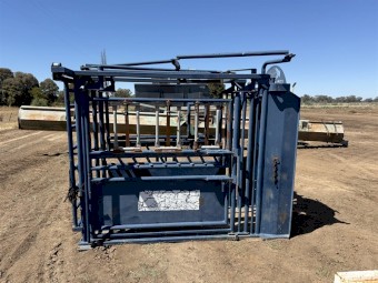 Kattle Gear Cattle Crush Handler