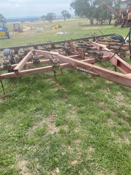 International 211 25 tyne scarifier and harrows