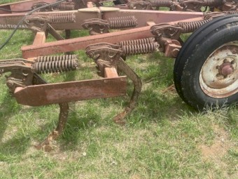 International 211 25 tyne scarifier and harrows