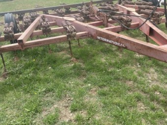 International 211 25 tyne scarifier and harrows
