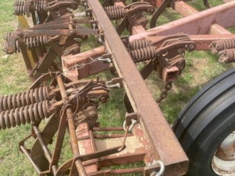 International 211 25 tyne scarifier and harrows
